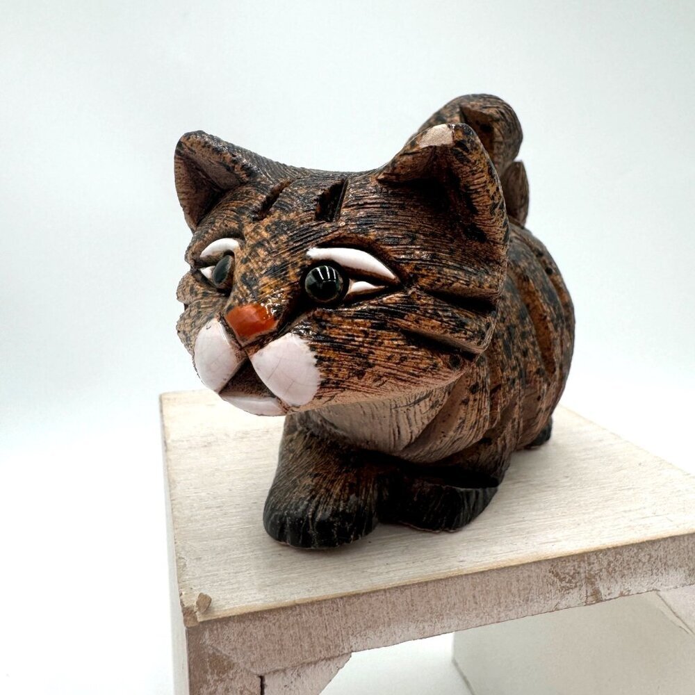 Artesania Rinconada brown tabby cat figurine Uruguay art pottery brown white